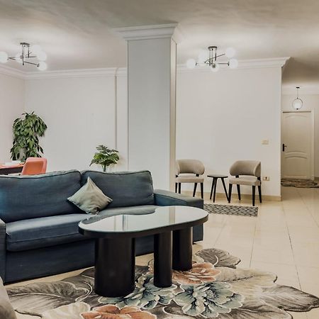 Distinct & Decent 2 Bdr Apt Steps From Nightlife And Airport Кайро Екстериор снимка