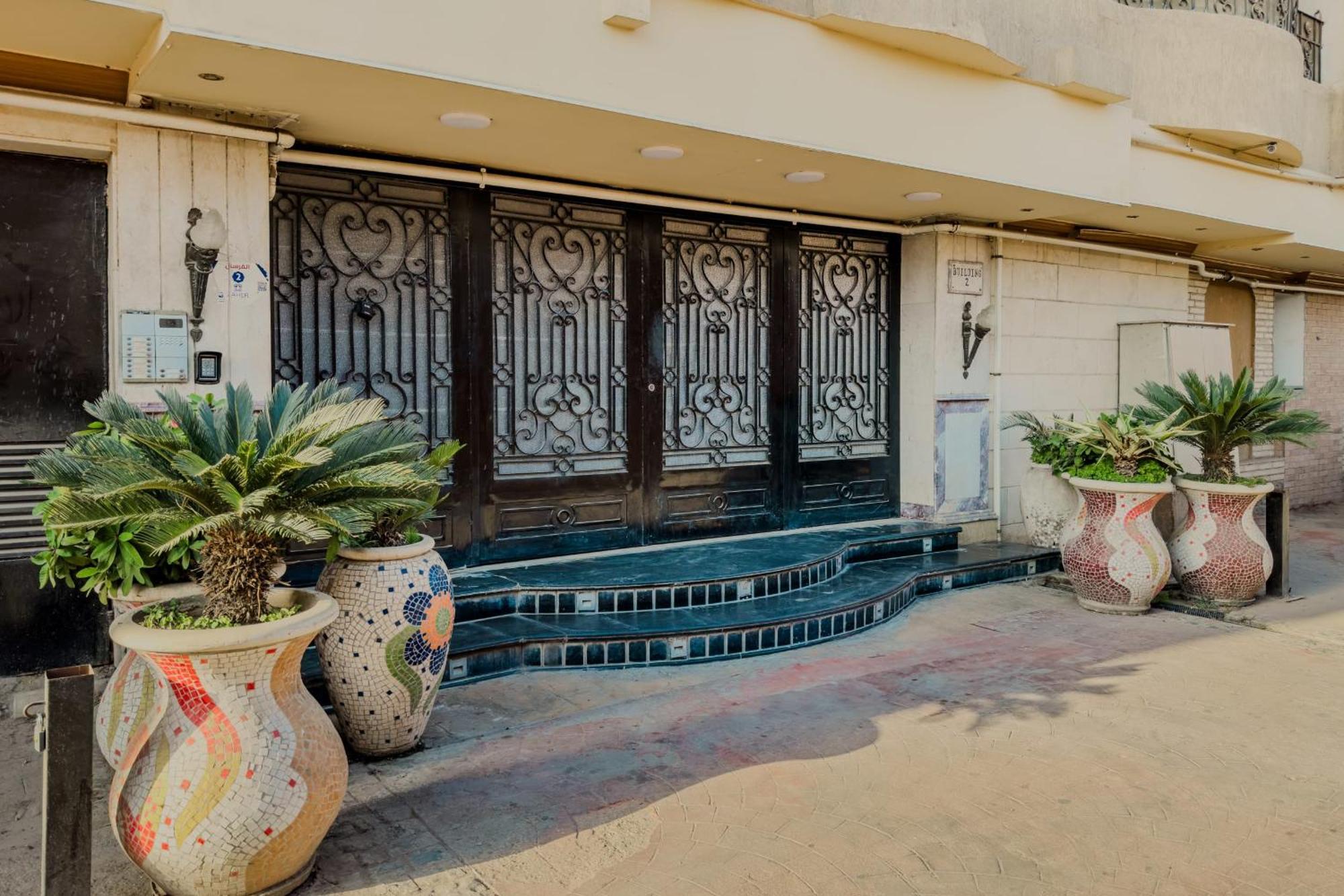 Distinct & Decent 2 Bdr Apt Steps From Nightlife And Airport Кайро Екстериор снимка