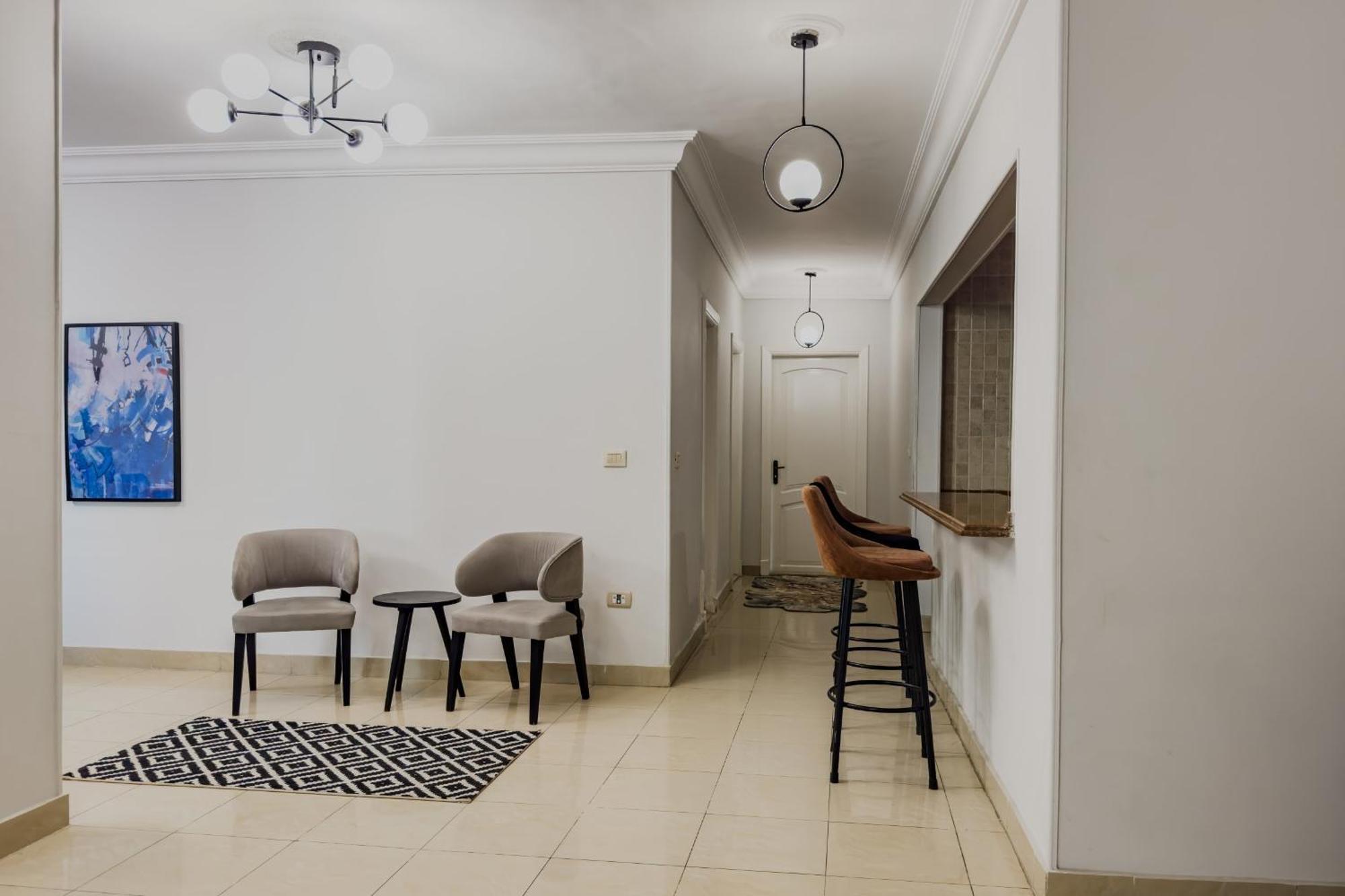 Distinct & Decent 2 Bdr Apt Steps From Nightlife And Airport Кайро Екстериор снимка