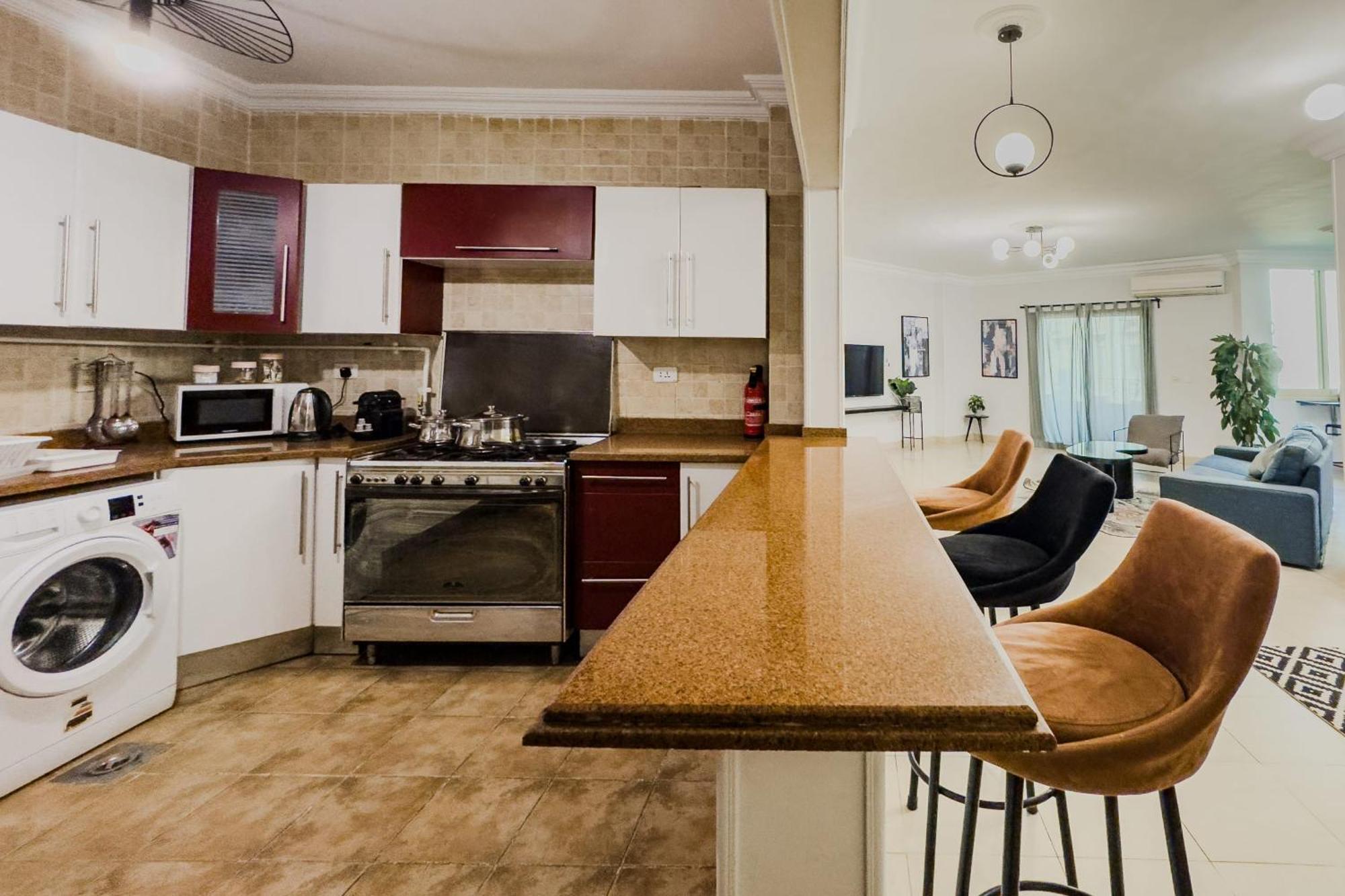 Distinct & Decent 2 Bdr Apt Steps From Nightlife And Airport Кайро Екстериор снимка